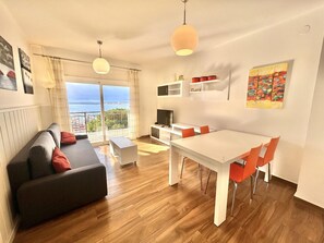 TV - Apartment in Roses with parking, terrace, sea view for 4 people, 600m from the beach (Roses)