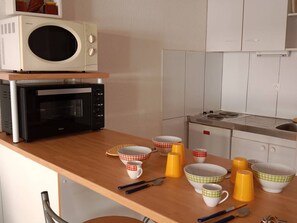 Microwave, oven, coffee/tea maker, toaster - Studio for 4 near the sea in Canet-en-Roussillon (Canet-en-Roussillon)