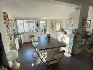 Jääkaappi, mikroaaltouuni, uuni, astianpesukone