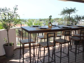 Outdoor dining - Luxurious air-conditioned apartment with great view and secure parking (Canet-Plage)