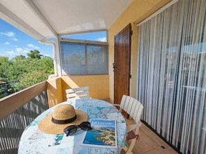 Outdoor dining - Air-conditioned studio with balcony in La Londe-les-Maures, parking included (La Londe-les-Maures)