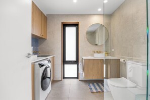 Douche, sèche-cheveux, serviettes fournies, savon