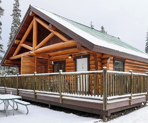 Cozy cabin, the lake, outdoors & more. The perfect getaway for fun and/or quiet!
