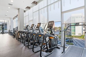 Fitness facility - Deluxe Penthouse Paradise: Heated Pool, Gym, Games. Parking (San Diego)