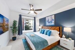 2 bedrooms, desk, iron/ironing board, travel cot - Deluxe Penthouse Paradise: Heated Pool, Gym, Games. Parking (San Diego)