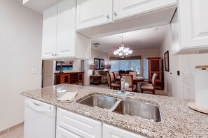 Apartment, 1 King-Bett und Schlafsofa, Balkon, Poolblick (2510 Tennis Villas King Suite) | Innenbereich