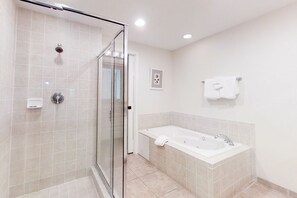 Apartment, 1 King-Bett und Schlafsofa, Balkon, Poolblick (2510 Tennis Villas King Suite) | Badezimmer | Handtücher
