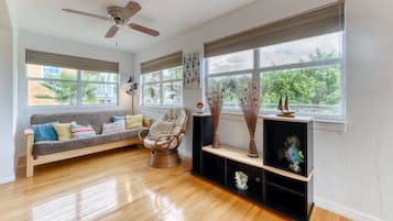 Nhà, nhiều giường, ban công, quang cảnh vườn (Magnolia House) | Khu phòng khách