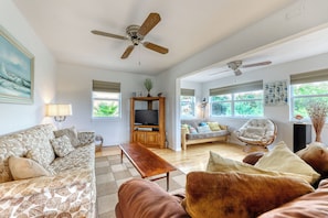 Living area - Dog-friendly Home With Beach Access & Deck - Snowbirds Welcome (St. Augustine)