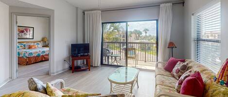 Condo, Plusieurs lits, baignoire à remous, vue sur la plage (Ocean Village Club F31) | Aire de séjour