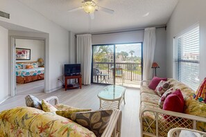 公寓式客房, 多张床, 热水浴缸, 海滩景观 (Ocean Village Club F31) | 起居区