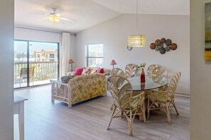 公寓式客房, 多张床, 热水浴缸, 海滩景观 (Ocean Village Club F31) | 住宿内部