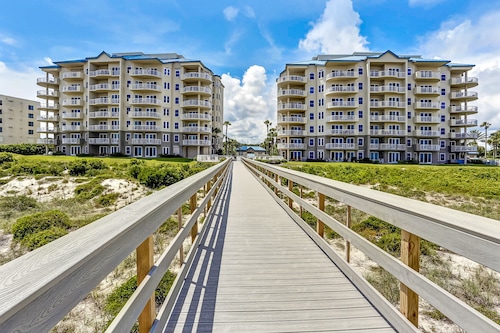 Elegant, Oceanfront Condo With Balcony, Washer/dryer & On-site Pool