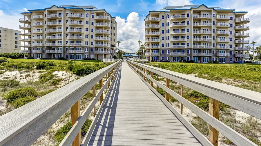 Elegant, Oceanfront Condo With Balcony, Washer/dryer & On-site Pool