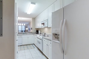 公寓客房, 多張床, 可使用泳池, 海灘景觀 (88 Ocean Place) | 私人廚房