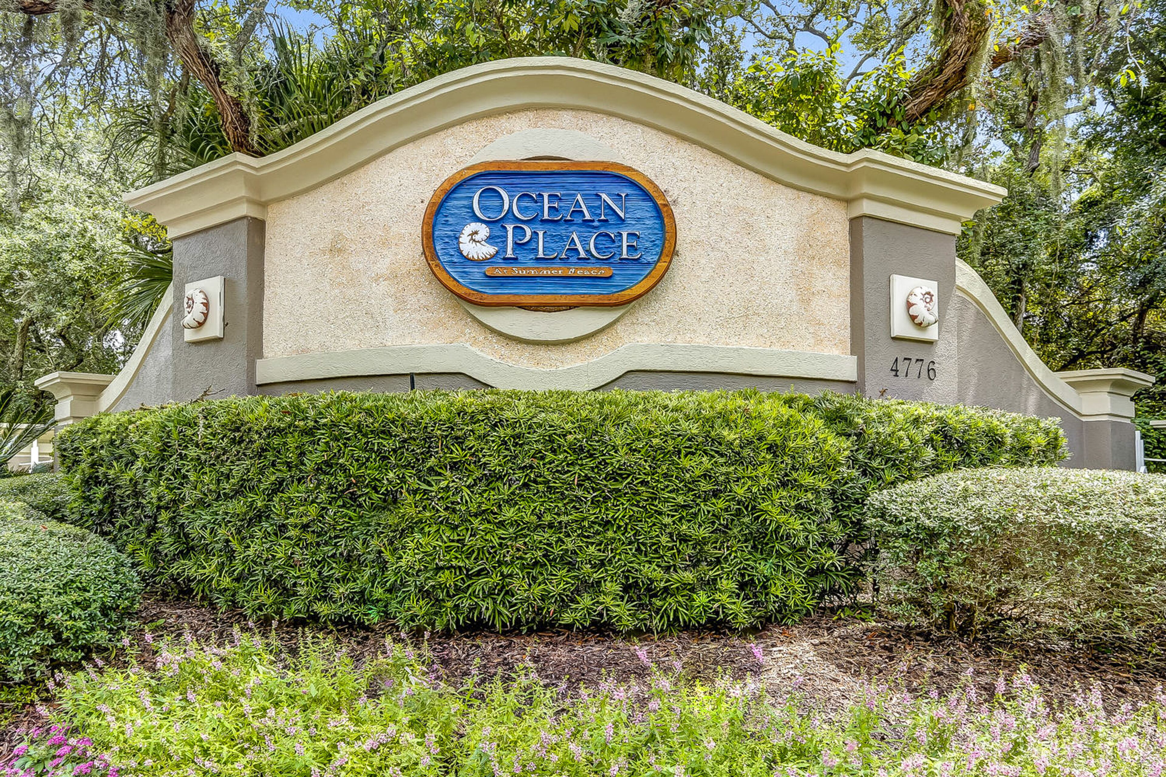 Schild für Ocean Place, mit freier Sicht auf den Eingang.