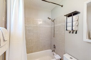Maison, plusieurs lits, patio, vue jardin (The Royal Residence) | Salle de bain | Serviettes fournies