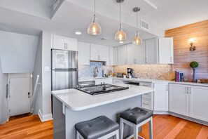 Private kitchen - Elegant Ocean-view Townhome With Beach Access & Pool - Perfect Location (Fernandina Beach)