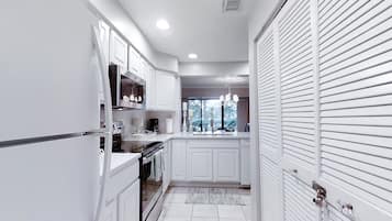 Talo, useita sänkyjä, patio, näköala uima-altaalle (2010 Beach Wood) | Yksityinen keittiö