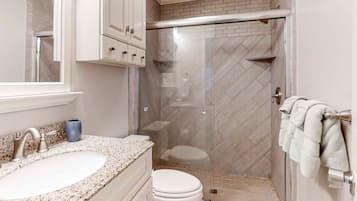 Casa, varias camas, patio, vista a la alberca (2010 Beach Wood) | Baño | Toallas