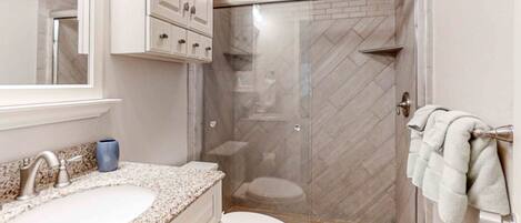 Casa, varias camas, patio, vista a la alberca (2010 Beach Wood) | Baño | Toallas