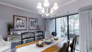 Talo, useita sänkyjä, patio, näköala uima-altaalle (2010 Beach Wood) | 3 makuuhuonetta, yksilöllisesti sisustettu, yksilöllisesti kalustettu