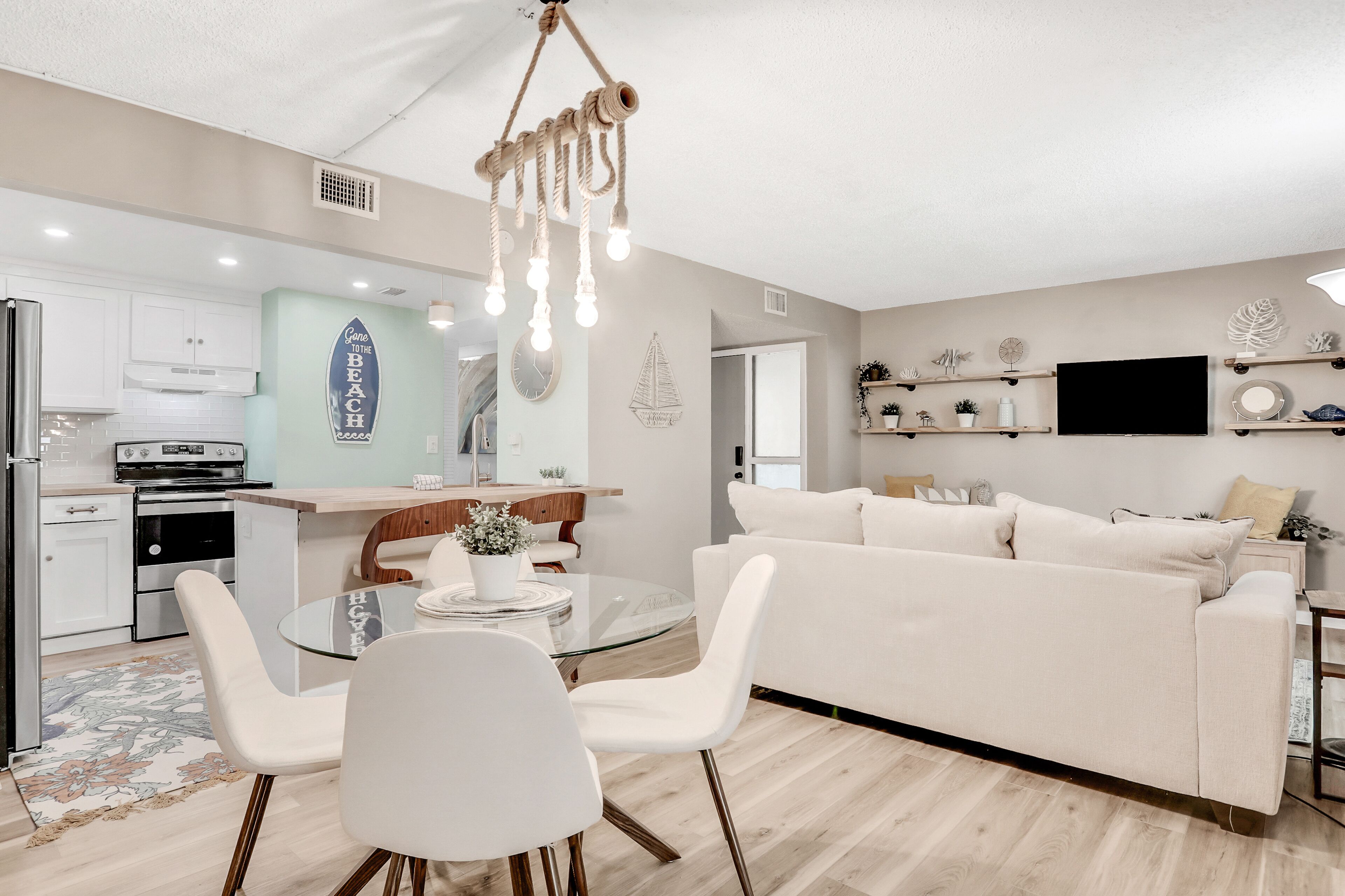 2 quartos, individualmente decorados, individualmente mobiliados