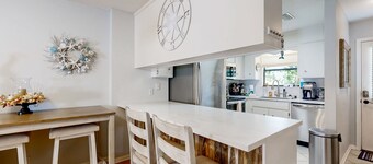 Inviting Condo With an Outdoor Pool, Washer/dryer, & AC - Near the Beach