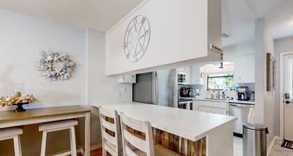 Inviting Condo With an Outdoor Pool, Washer/dryer, & AC - Near the Beach