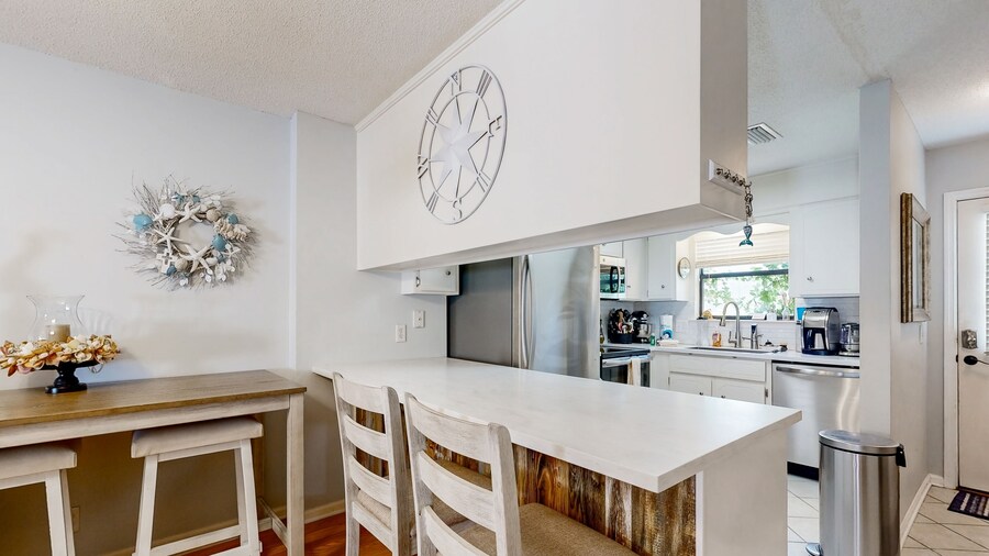 Inviting Condo With an Outdoor Pool, Washer/dryer, & AC - Near the Beach