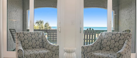 Casa, varias camas, acceso a la alberca, vista al océano (1411 Windsong) | Área de sala de estar