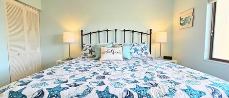 Leilighet, flere senger, adgang til basseng, strandutsikt (Glowing Sands Oceanfront Escape) | 2 soverom, individuelt dekorert, individuelt innredet og sengetøy