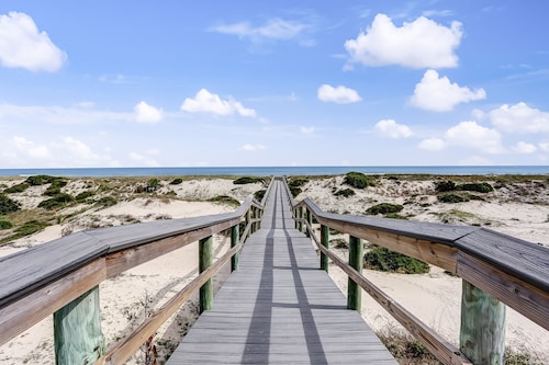 Lovely Oceanfront Townhome W/free Wifi, Central AC, Shared Pool, Private W/D