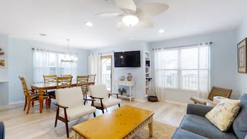 Casa, varias camas, patio, vista al océano (212 Sailmaker) | Área de sala de estar