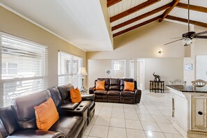 Living area - Home Near the Beach & Golf With Inviting Patio, Fireplace, AC, & Washer/dryer (Fernandina Beach)