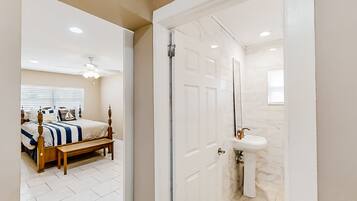 4 bedrooms, individually decorated, individually furnished, bed sheets