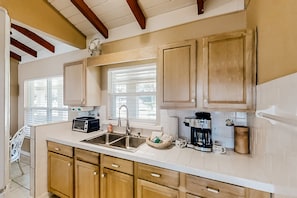 Private kitchen - Home Near the Beach & Golf With Inviting Patio, Fireplace, AC, & Washer/dryer (Fernandina Beach)