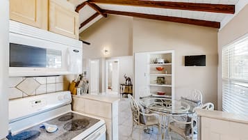 House, Multiple Beds, Patio, Garden View (American Beach Bungalow) | Private kitchen