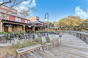 Outdoor dining - Dog-friendly Tennis Villas Condo With Prime Location + Shared Pool, Free Wifi (Fernandina Beach)