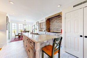 Nhà, nhiều giường, có thể sử dụng hồ bơi, quang cảnh hồ bơi (Blasingame) | Nội thất