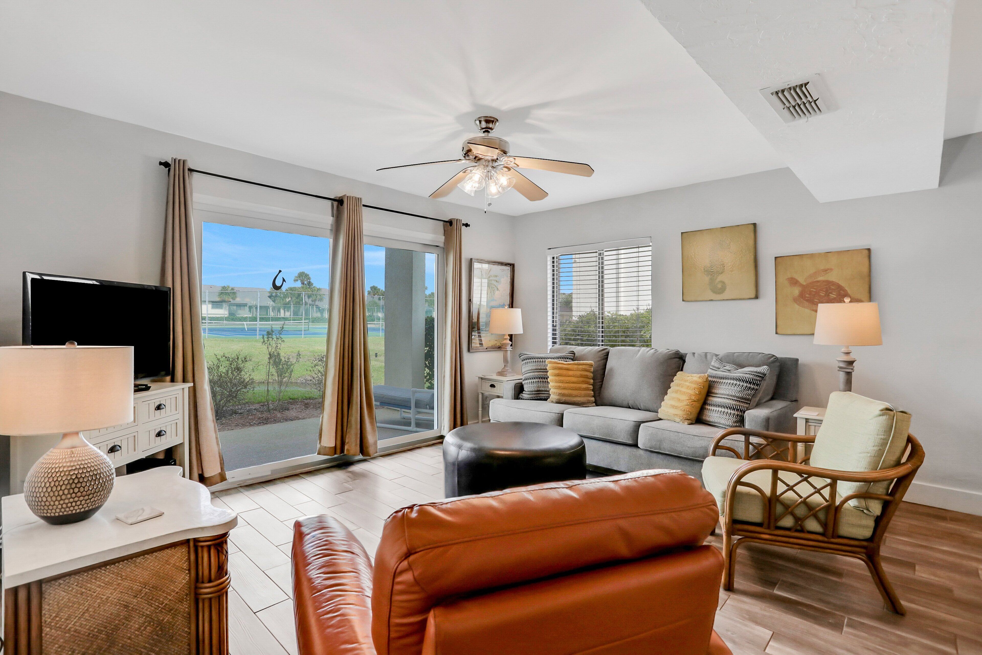 Condo, varias camas, acceso a la alberca, vista a la alberca (Colony Reef Club II 18A) | Área de sala de estar