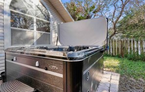 Talo, useita sänkyjä, poreamme, näköala puutarhaan (The Beachcomber's Hideaway) | Ulkoporeallas