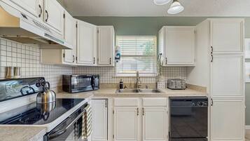 Huis, meerdere bedden, hot tub, uitzicht op tuin (The Beachcomber's Hideaway) | Privékeuken