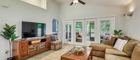 House, Multiple Beds, Hot Tub, Garden View (The Beachcomber's Hideaway) | Living area