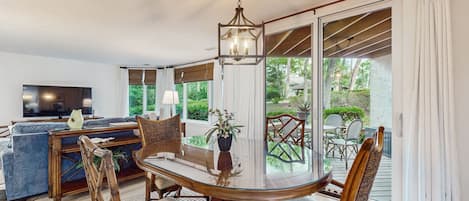 Condo, 1 giường cỡ king và sofa giường, có thể sử dụng hồ bơi (1 Bedroom King Condo - Courtside) | 1 phòng ngủ, trang trí khác biệt