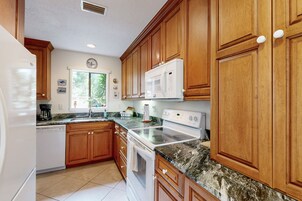 Casa, varias camas, patio, vistas al jardín (3062 Club Villas) | Cocina privada
