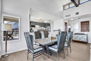 ハウス ベッド (複数台) スパ浴槽 ビーチビュー (Ocean Oasis on the A1A) | 3 室のベッドルーム、客室ごとに異なる装飾、客室ごとに異なるインテリア、ベッドシーツ