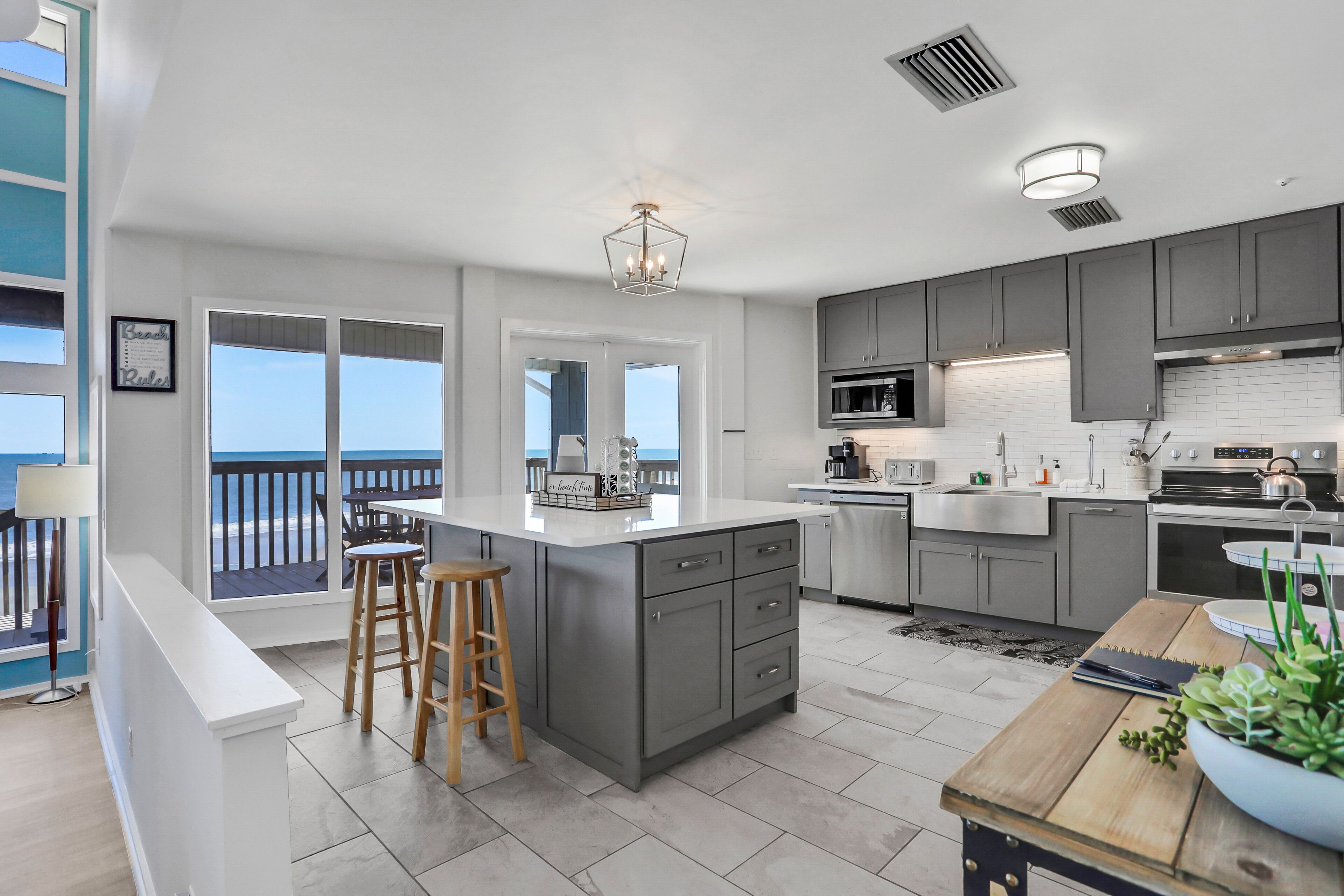 Casa, letti multipli, idromassaggio, vista spiaggia (Ocean Oasis on the A1A) | Cucina privata