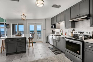 Maison, plusieurs lits, bain à remous, vue plage (Ocean Oasis on the A1A) | Cuisine privée