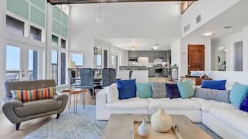 Casa, letti multipli, idromassaggio, vista spiaggia (Ocean Oasis on the A1A) | Area soggiorno